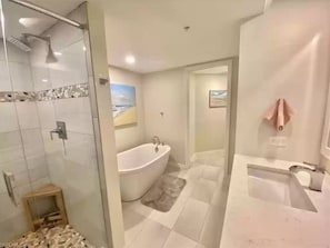 Badewanne, Haartrockner, Handtücher, Seife