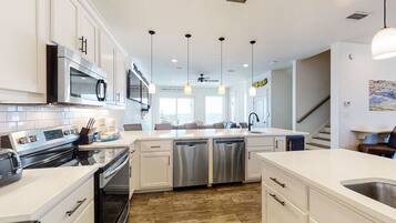 Een koelkast, een microgolfoven, een oven, een kookplaat