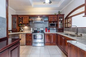 Fridge, microwave, oven, stovetop - Hidden Paradise in La Garita with Private Pool (La Garita)