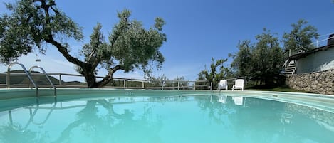 Una piscina al aire libre