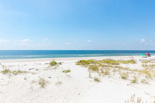 Picture-perfect beach house with amazing Gulf views, WiFi & AC