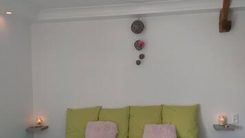 1 bedroom, bed sheets