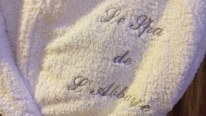 Una toalla blanca con texto bordado.
