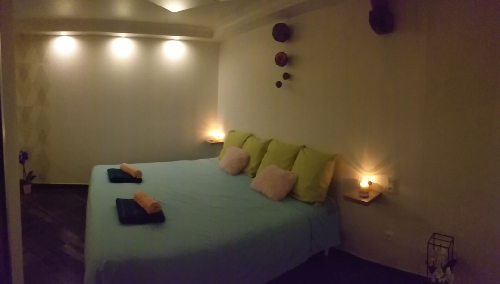 1 bedroom, bed sheets