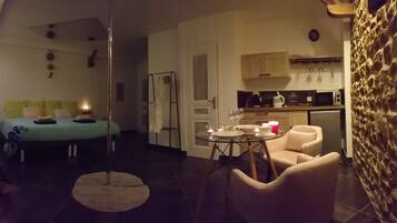 1 bedroom, bed sheets