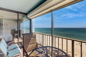 Property grounds - Fantastic Home Located in Beachfront Building w/Shared Pool & Hot Tub, WiFi, AC (Orange Beach)