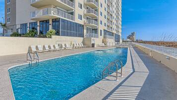 Een binnenzwembad, een verwarmd zwembad