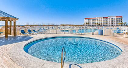 Beautiful condo in Gulf-Front resort w/shared pool, free WiFi, & AC