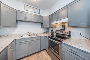 Fridge, microwave, oven, stovetop - Available for Thanksgiving! Great location - shops, restaurants, festivals erc (Dunedin)