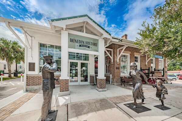 Exterior - Available for Thanksgiving! Great location - shops, restaurants, festivals erc (Dunedin)