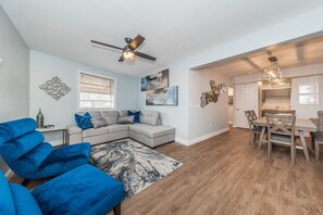 TV - Available for Thanksgiving! Great location - shops, restaurants, festivals erc (Dunedin)