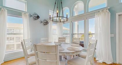 Gorgeous Home Right on the Bay w/Central AC, Balcony, and Free WiFi