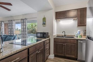 Fridge, microwave, stovetop, dishwasher - TipSea Turtle *Heated Pool* Central Destin (Destin)