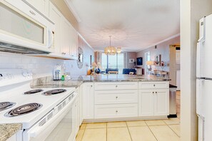 Refrigerador, microondas, horno y parrilla de estufa