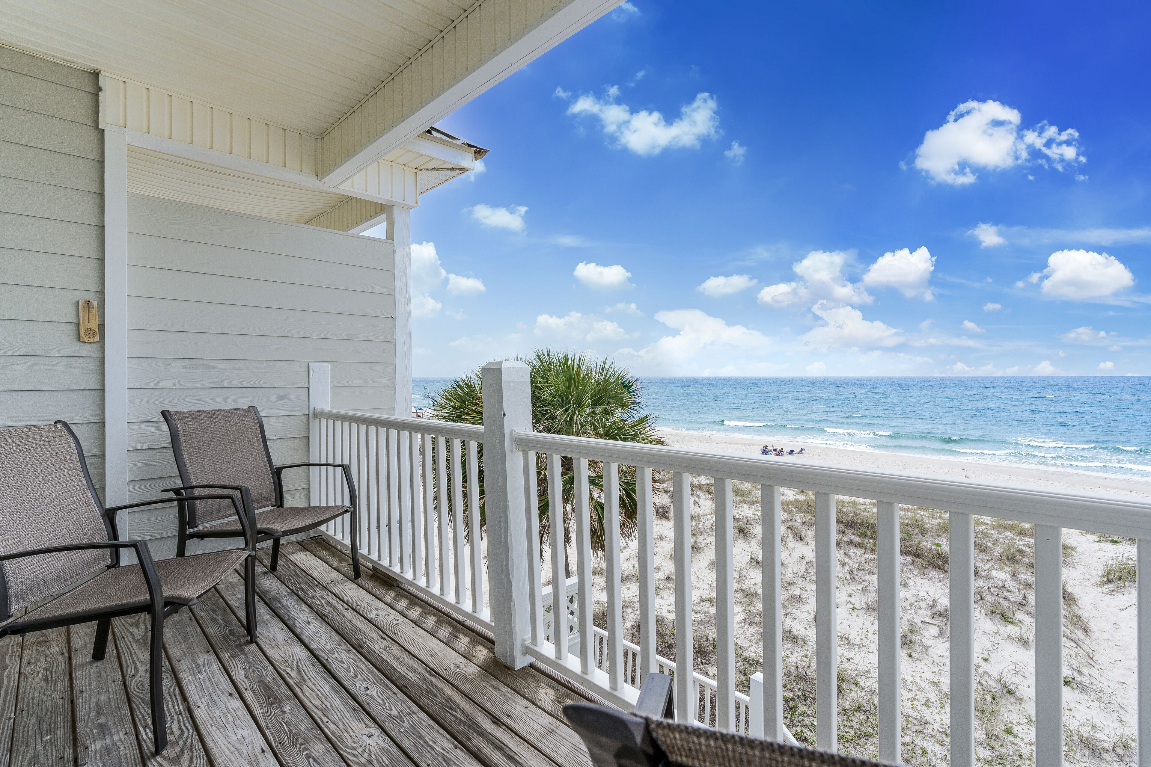 Beachfront duplex with pool, tennis court, central AC & balcony - near dining
