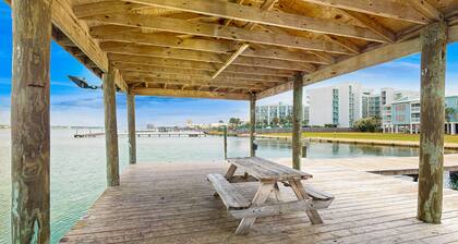 Open and Elegant Condo with Beach Access, Shared Pool, Boat & Fishing Pier