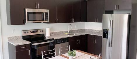 Geladeira, micro-ondas, fogão, cooktop