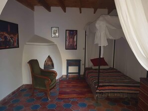 5 quartos, escrivaninha, ferros/tábuas de passar roupa, berço de viagem