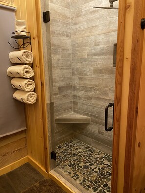 Bañera, secador de pelo, toallas, papel higiénico