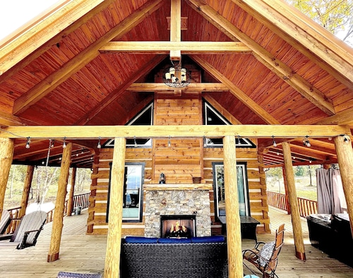 NEW Owl and Moon Romantic Cabin Majestic Views for Miles Fireplace and Hottub