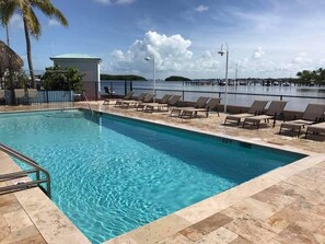 Outdoor pool, a heated pool - Aqua Lodge Houseboat "Yellow Tail " (Tavernier)