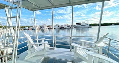 Aqua Lodge Houseboat "Yellow Tail "