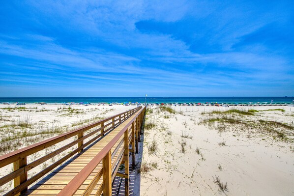 On the beach - Gulf-Front Condo on the Dunes with Balcony & Shared Pool (Fort Morgan)
