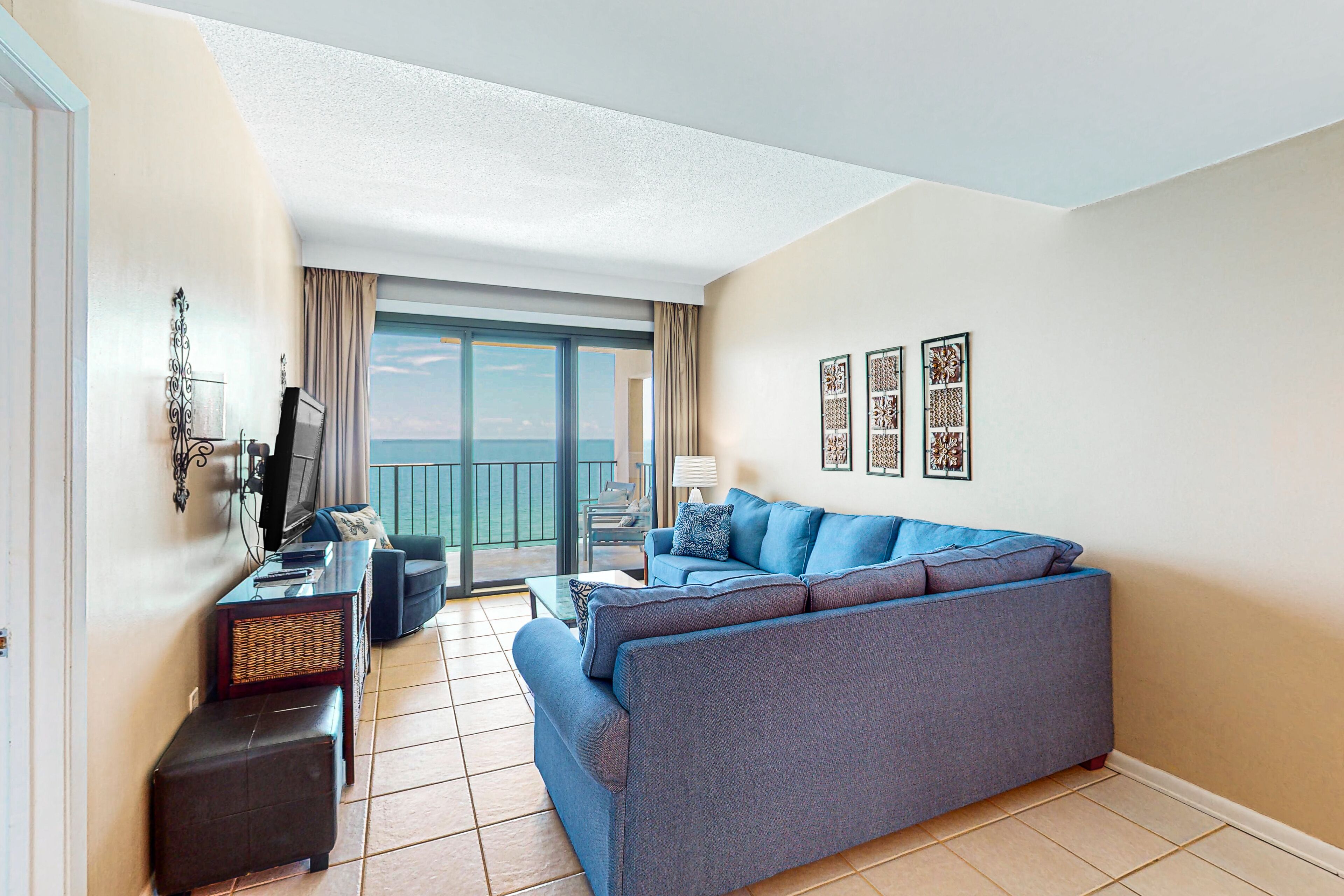 Gulf-front condo with balcony, AC & WiFi - access to pool, hot tub, tennis & gym