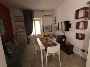 TV, books - magoo house (Palermo)