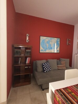 TV, books - magoo house (Palermo)