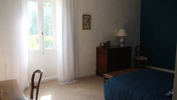 2 slaapkamers, reisbedje