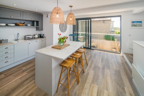 Jumble Cottage, luxury 4 Bed, Seaside Village home