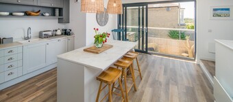 Jumble Cottage, luxury 4 Bed, Seaside Village home