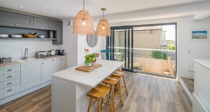 Jumble Cottage, luxury 4 Bed, Seaside Village home