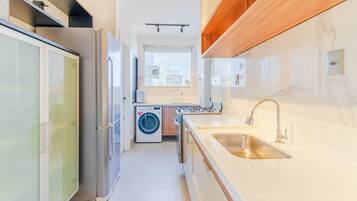 Apartamento | Cozinha privada | Geladeira grande, micro-ondas, fogão, cooktop