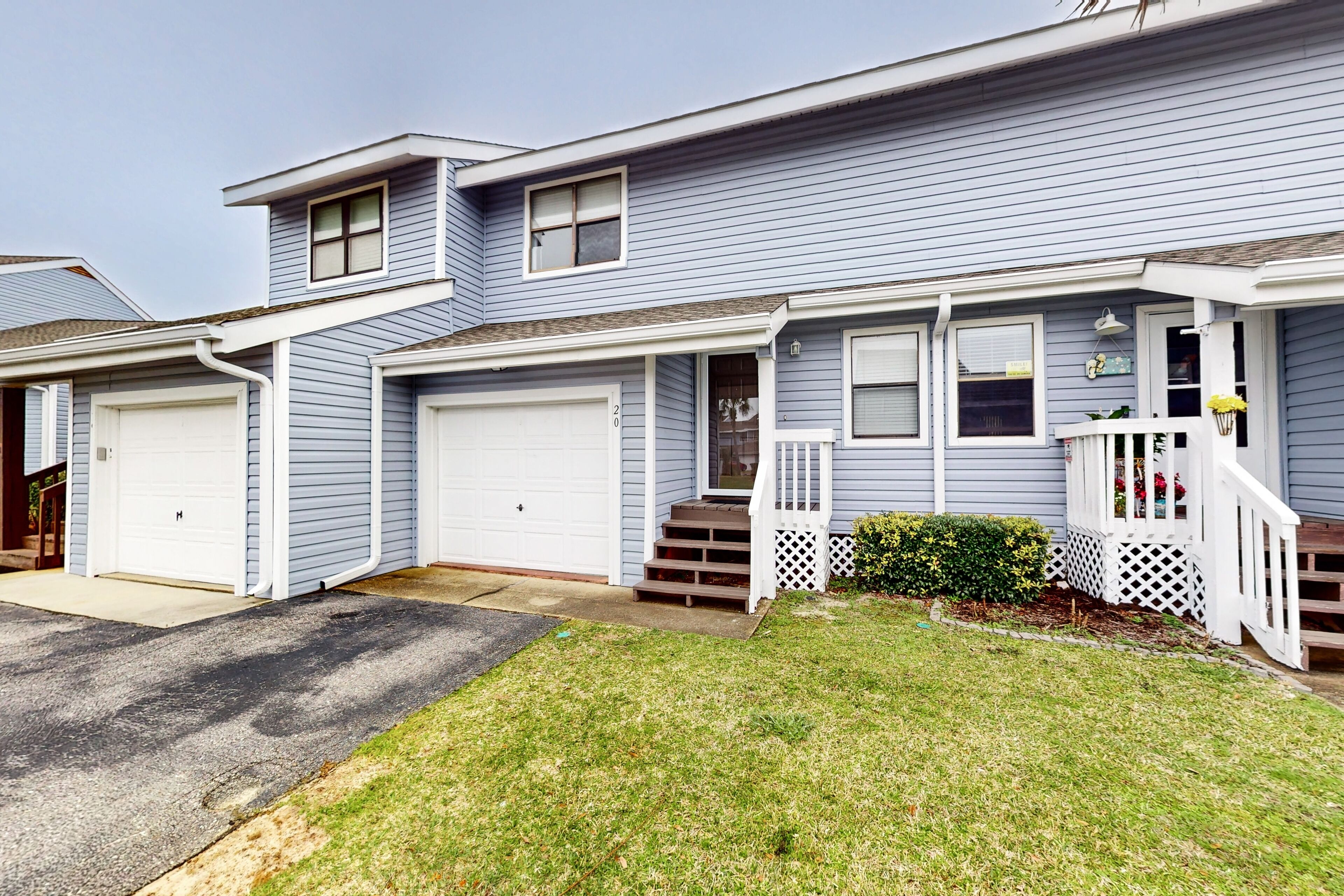 Two-Story Townhome w/ Screened Porch, Deeded Beach Access & Shared Pool/Tennis