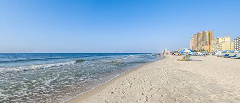 Accommodatie ligt op het strand, strandlakens