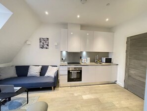 Apartment | 1 bedroom, iron/ironing board, free WiFi, bed sheets - Remarkable 1-bed Apartment in Slough (Slough)