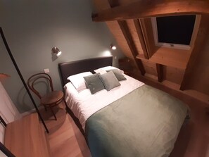 2 bedrooms, travel cot, free WiFi, bed sheets