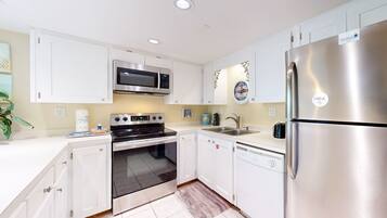 Frigorífic, microones, forn i placa de cuina