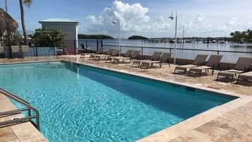 Piscine extérieure, piscine chauffée