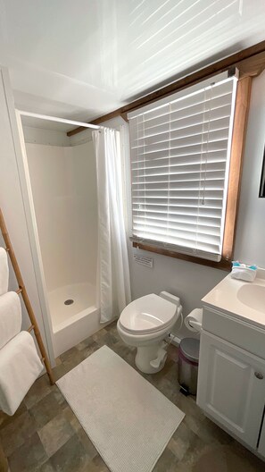 Douche, serviettes fournies, papier de toilette