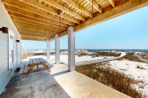 Large beachfront home with pool, deck & AC - wedding-friendly