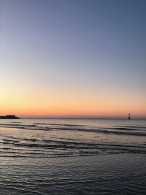 بالقرب من الشاطئ