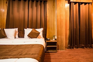 Classic Room | In-room safe, desk, laptop workspace, soundproofing