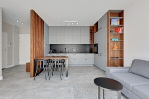 华丽公寓, 1 间卧室, 阳台, 副楼 | 私人厨房 | 大冰箱、烤箱、炉灶、洗碗机