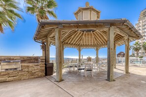Outdoor dining - Gulf-front condo with balcony, pool, hot tub, sauna, A/C, & views (Orange Beach)