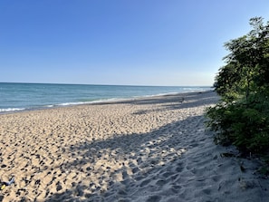 Beach nearby, sun loungers, beach towels