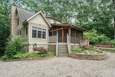 Private Forest Road to Upscale Lodge w/ Hot Tub, Sauna, Golf Cart, Bocci Court