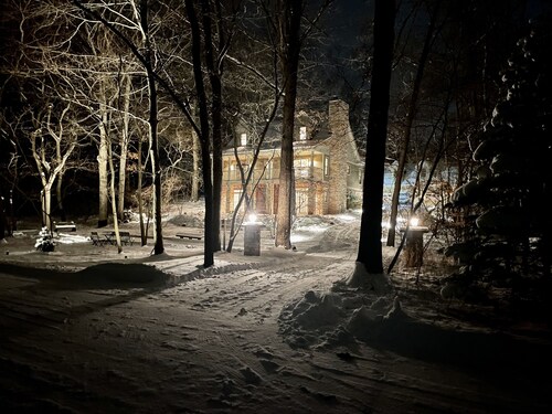 Private Forest Road to Upscale Lodge w/ Hot Tub, Sauna, Golf Cart, Bocci Court